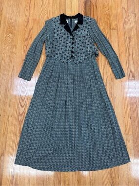 Vintage Karin Stevens Long Sleeve Plaid Pleated Midi Dress with Velvet Collar